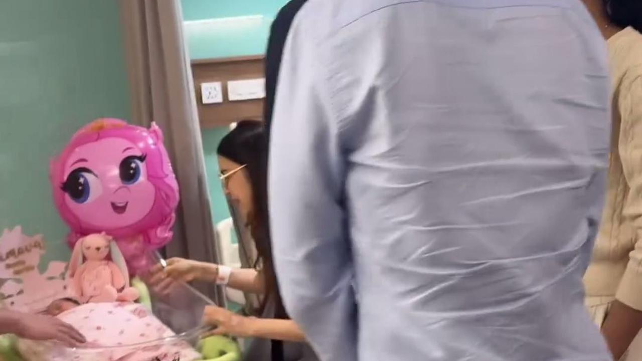 Akhirnya Bisa Timang Cucu, 7 Potret Addie MS Gendong Anak Kevin Aprilio - Jadi Kado Ultah Terindah