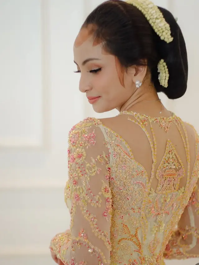 Valerie Tifanka Kenakan Kebaya Adat Jawa di hari pernikahan. [@valtifanka]