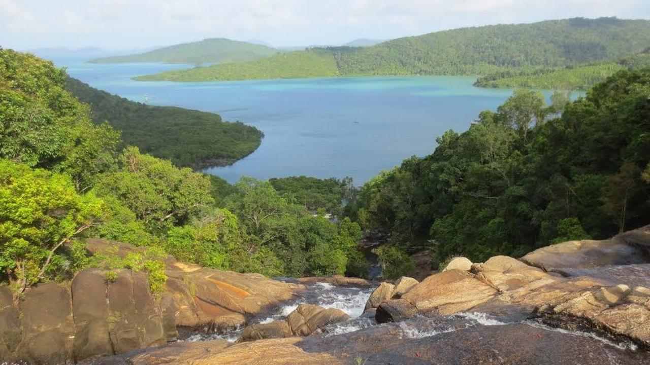 <b>Dikelilingi Perbukitan</b>