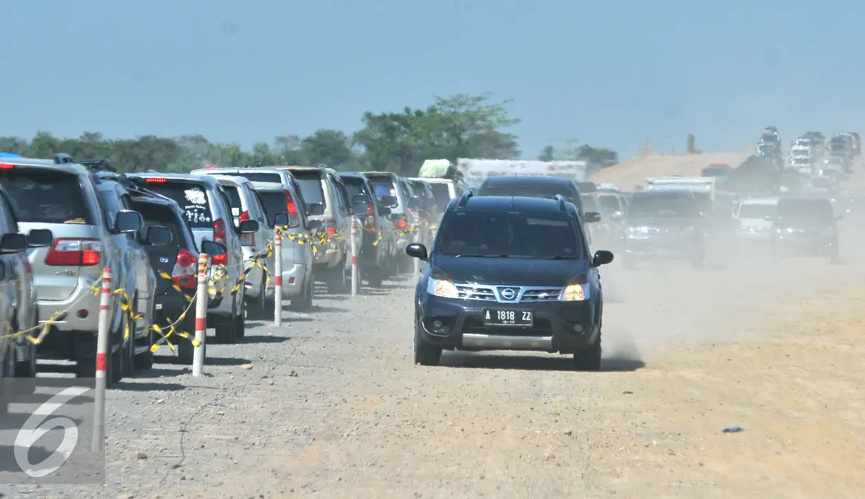 Antrean panjang di jalan Tol Pejagan-Pemalang, Banjar Anyar, Brebes, Jawa Tengah, Kamis (16/7/15). volume kendaraan pemudik yang menuju Jawa Tengah pada Rabu pagi mengalami peningkatan signifikan. (Liputan6.com/Herman Zakharia)