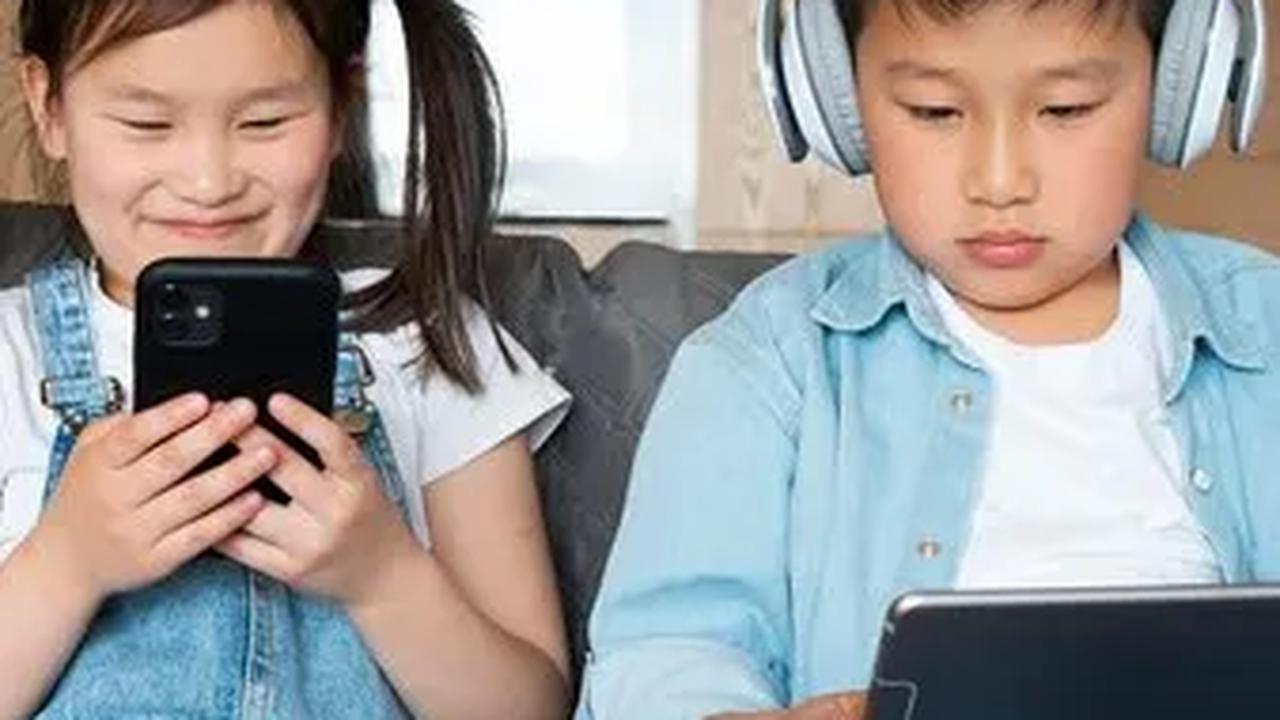 Mengenali batasan waktu yang direkomendasikan oleh WHO dan tetap terlibat secara aktif dalam kehidupan anak dapat membantu menciptakan keseimbangan yang sehat antara teknologi dan perkembangan anak.