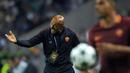 Pelatih AS Roma, Luciano Spalletti memberikan arahan kepada anak asuhnya saat melawan FC Porto pada leg pertama  playoff Liga Champions 2016-2017 di Estadio Do Dragao, Kamis (18/8/2016) dini hari WIB. (AP/Paulo Duarte)