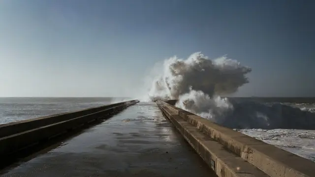 Arti Mimpi Melihat Tsunami yang Berkaitan dengan Masa Lalu