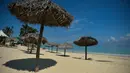 Pemandangan pantai kosong akibat pandemi COVID-19 di Havana, Kuba pada 26 Agustus 2020. Pihak berwenang di Havana, kota berpenduduk 2,2 juta, telah menangguhkan transportasi umum, melarang akses ke pantai serta menutup restoran, bar dan kolam renang menyusul lonjakan kasus Corona. (YAMIL LAGE/AFP)