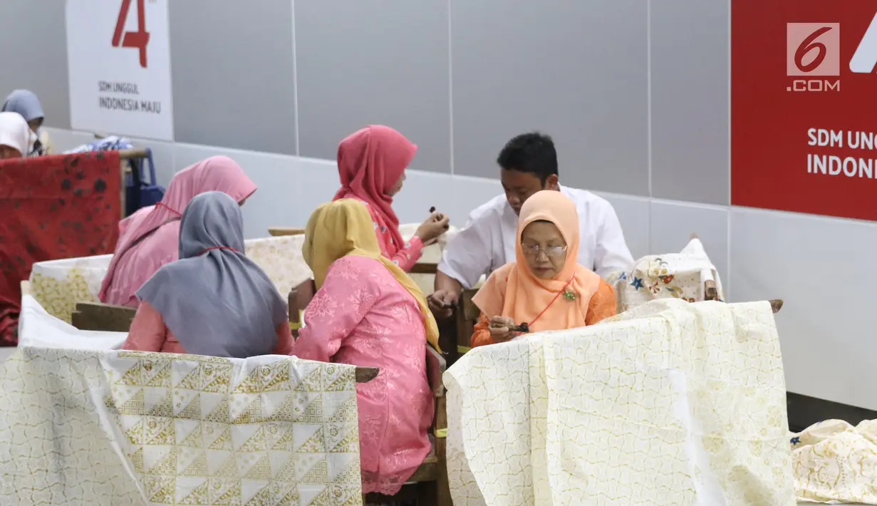 Pengrajin tengah membatik di Stasiun MRT Bundaran HI, Jakarta, Kamis (1/8/2019). Pada acara batik kemerdekaan tersebut para pengrajin membatik pada kain sepanjang 74 meter. Angka 74 disesuaikan dengan usia Republik Indonesia yang akan dirayakan 17 Agustus mendatang. (Liputan6.com/Angga Yuniar)