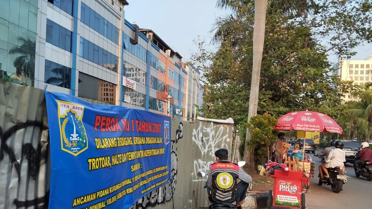 Deretan lapak kaki lima berjejer sepanjang jalan kurang lebih 500 meter.