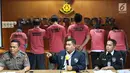 Petugas kepolisian memberi keterangan saat menunjukkan enam anggota The Family Muslim Cyber Army yang terlibat kasus ujaran kebencian di Direktorat Tindak Pidana Siber Bareskrim Polri, Jakarta (28/2). (Liputan6.com/Immanuel Antonius)