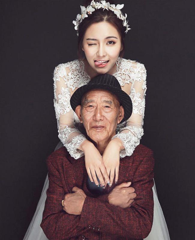 Berfoto dengan kakek yang ingin melihatnya mengenakan gaun pernikahan/copyright Fu Xuewei