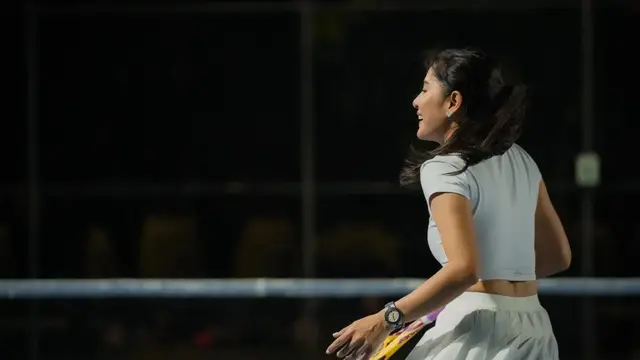 Coba Olahraga Baru, Ini 6 Potret Dian Sastro Saat Main Tenis Bersama Pelatih
