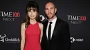 <p>Lily Collins dan Charlie McDowell menghadiri Time100 Next di New York City, Amerika Serikat, 25 Oktober 2022. Seperti Lily Collins, McDowell juga tampil berkelas dalam setelan jas hitam dan dasi saat menghabiskan waktu bersama istrinya. (Jamie McCarthy/Getty Images/AFP)</p>
