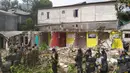 Petugas Satpol PP membongkar bangunan rumah di Kampung Naringgul, Kabupaten Bogor, Kamis (29/8/2019). Pembongkaran puluhan bangunan yang kerap digunakan sebagai penginapan jam-jaman hingga tempat mesum tersebut melibatkan 500 persenel gabungan. (Liputan6.com/Alby Azka)