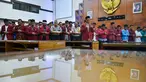Mahasiswa dari berbagai perguruan tinggi bersama anggota kepolisian melaksanakan salat gaib di Gedung Dewan Perwakilan Rakyat Aceh (DPRA), Jumat (27/9/2019). Doa dan salat gaib itu untuk 2 mahasiswa Universitas Halu Oleo Kendari yang tewas saat demo, Randi dan Yusuf. (CHAIDEER MAHYUDDIN/AFP)