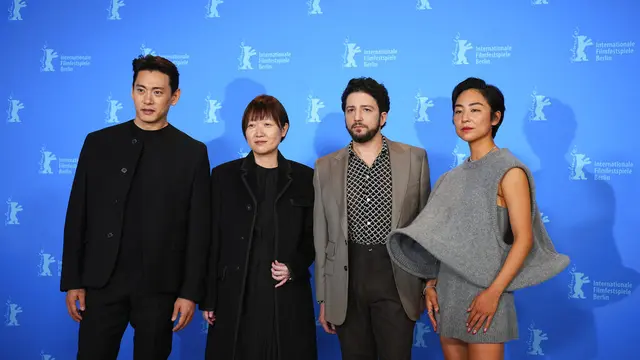 Yoo Teo, Greta Lee, John Magaro, dan penulis naskah Celine Song dalam Festival Film Internasional Berlin 2023. (Soeren Stache/dpa via AP