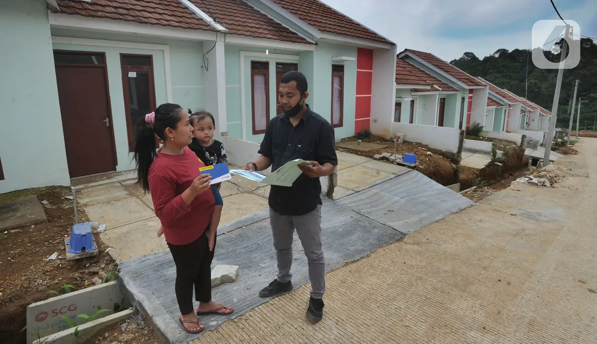 Petugas developer memeriksa berkas KPR calon pemilik rumah di perumahan  bersubsidi di Bukit Rancayamaya Residences, Caringin, Bogor, Minggu (14/02/2021). Di awal pandemi Covid-19 mencuat, yakni  senilai Rp 17 triliun sepanjang tahun 2020 dengan total unit mencapai 122.000. (merdeka.com/Arie Basuki)