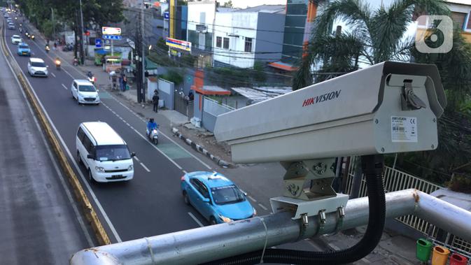 Kamera pengawas atau 'closed circuit television' (CCTV) terpasang di jalur koridor 6 Transjakarta di Mampang, Jakarta, Kamis (23/1/2020). Direktorat Lalu Lintas Polda Metro Jaya akan menerapkan tilang elektronik atau ETLE awal Februari 2020. (Liputan6.com/Immanuel Antonius)