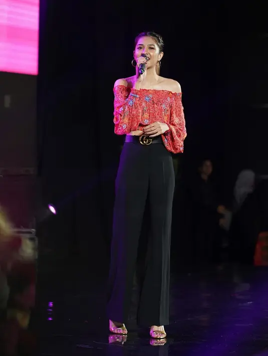 Penampilan manis lainnya dari Mikha Tambayong. Ia mengenakan off-the-shoulder top yang manis berwarna merah bermotif floral, dengan padu padan celana panjang hitam dan sentuhan belt yang serasi. [Foto: Instagram/miktambayong]