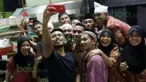 Andik Vermansah berfoto bersama karyawan rumah makan Wong Solo di Selangor, Malaysia, Rabu (27/01/2016). (Bola.com/Nicklas Hanoatubun)