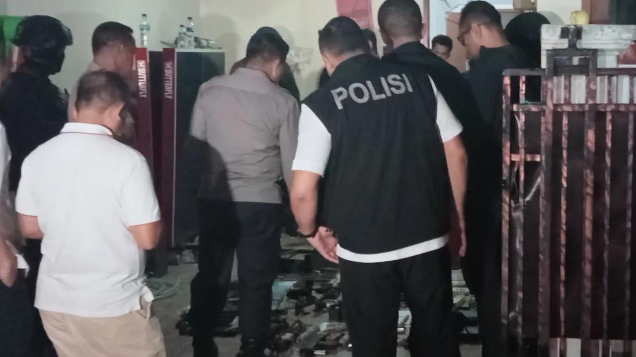 Namun Polri belum membeberkan detail kronologi penangkapan dan peran keenam tersangka teroris tersebut. Sebab, sampai saat ini penyidik Densus 88 Antiteror masih mengembangkan adanya tersangka lain terkait kelompok teroris tersebut.