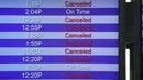 Papan pemberitahuan keberangkatan Southwest Airlines di terminal Bandara Internasional Denver di Denver, Senin (3/1/2022). Badai musim dingin ditambah pandemi membuat frustrasi pelancong yang penerbangan pulang dari liburannya dibatalkan atau ditunda di awal tahun baru. (AP Photo/David Zalubowski)