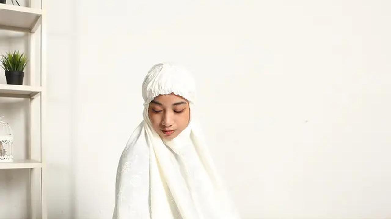 Wanita Sholat Tanpa Pakaian Dalam, Bolehkah? Simak Penjelasan Hukumnya