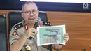 Kadiv Humas Mabes Polri Irjen Setyo Wasisto menunjukan foto dua pucuk senjata rakitan di Mabes Polri, Jakarta, Selasa (31/10). Dalam peristiwa itu, Tim Densus 88 antiteror mengamankan sejumlah barang bukti. (Liputan6.com/Angga Yuniar)