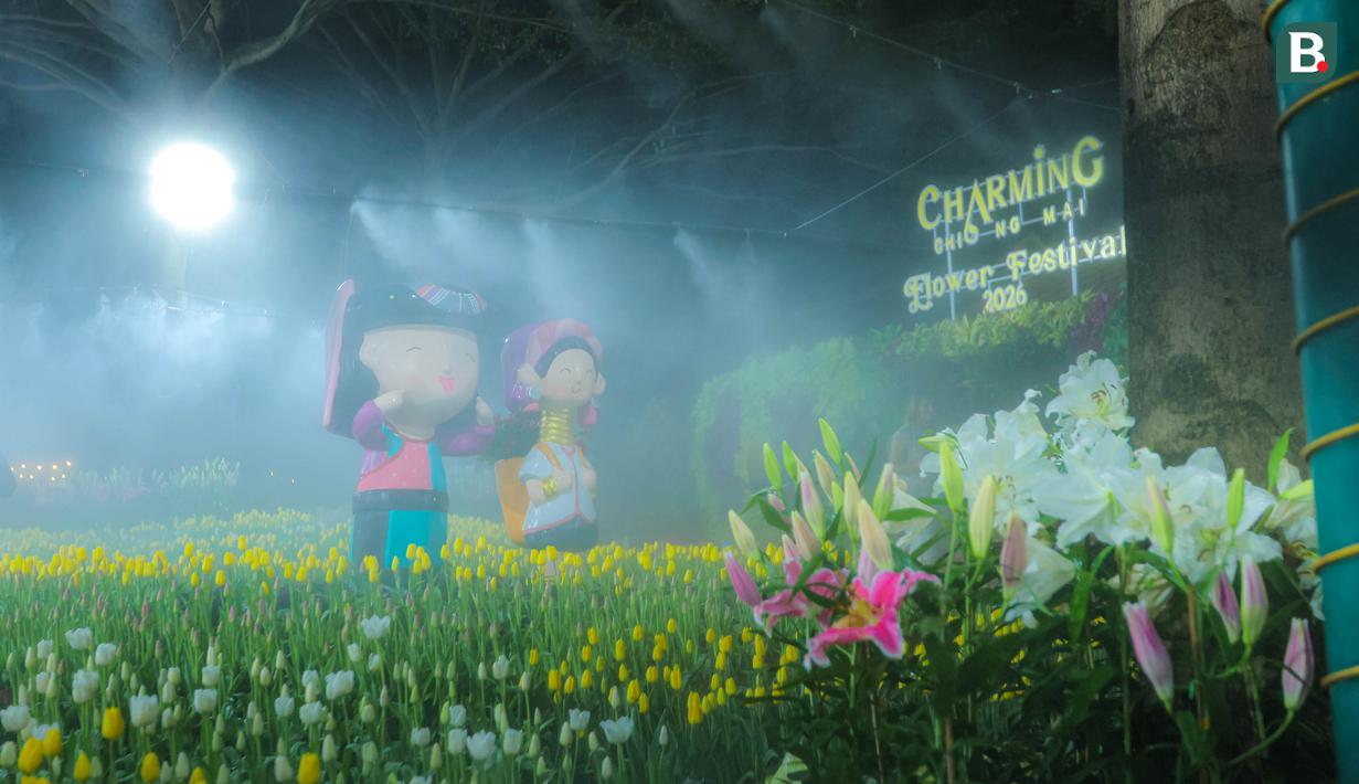 Karya patung yang berada di tengah keindahan bunga-bunga yang bertempat di Charming Chiang Mai Flower Festival pada Kamis (11/12/2025). (Bola.com/Bagaskara Lazuardi)