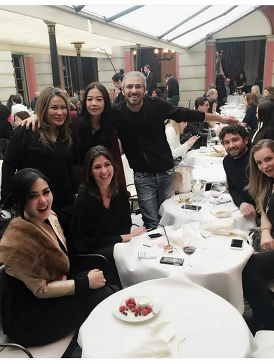 "Lunch avec Mes amis a paris !" tulis pelantun lagu 'Aku Tak Biasa' ini saat bersama temanya.  (Instagram/@princessyahrini)
