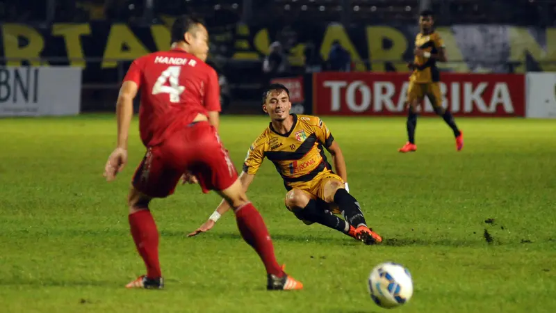 Penyerang Mitra Kukar, Rodrigo (tengah) terpeleset saat mencoba masuk kedalam pertahanan  Semen Padang pada laga final Piala Jenderal Sudirman di Stadion GBK Jakarta, Minggu (24/1/2016). Ini   pertemuan ketiga bagi kedua tim. (Liputan6.com/Helmi Fithrians