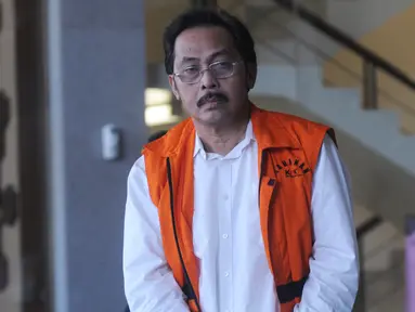 Gubernur Kepulauan Riau nonaktif Nurdin Basirun usai menjalani pemeriksaan di Gedung KPK, Jakarta, Selasa (10/9/2019). Nurdin Basirun diperiksa sebagai tersangka kasus dugaan suap izin prinsip dan izin lokasi pemanfaatan laut, proyek reklamasi di wilayah Kepulauan Riau. (merdeka.com/Dwi Narwoko)