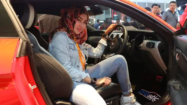 Sales Berkerudung Jualan Mobil Mewah