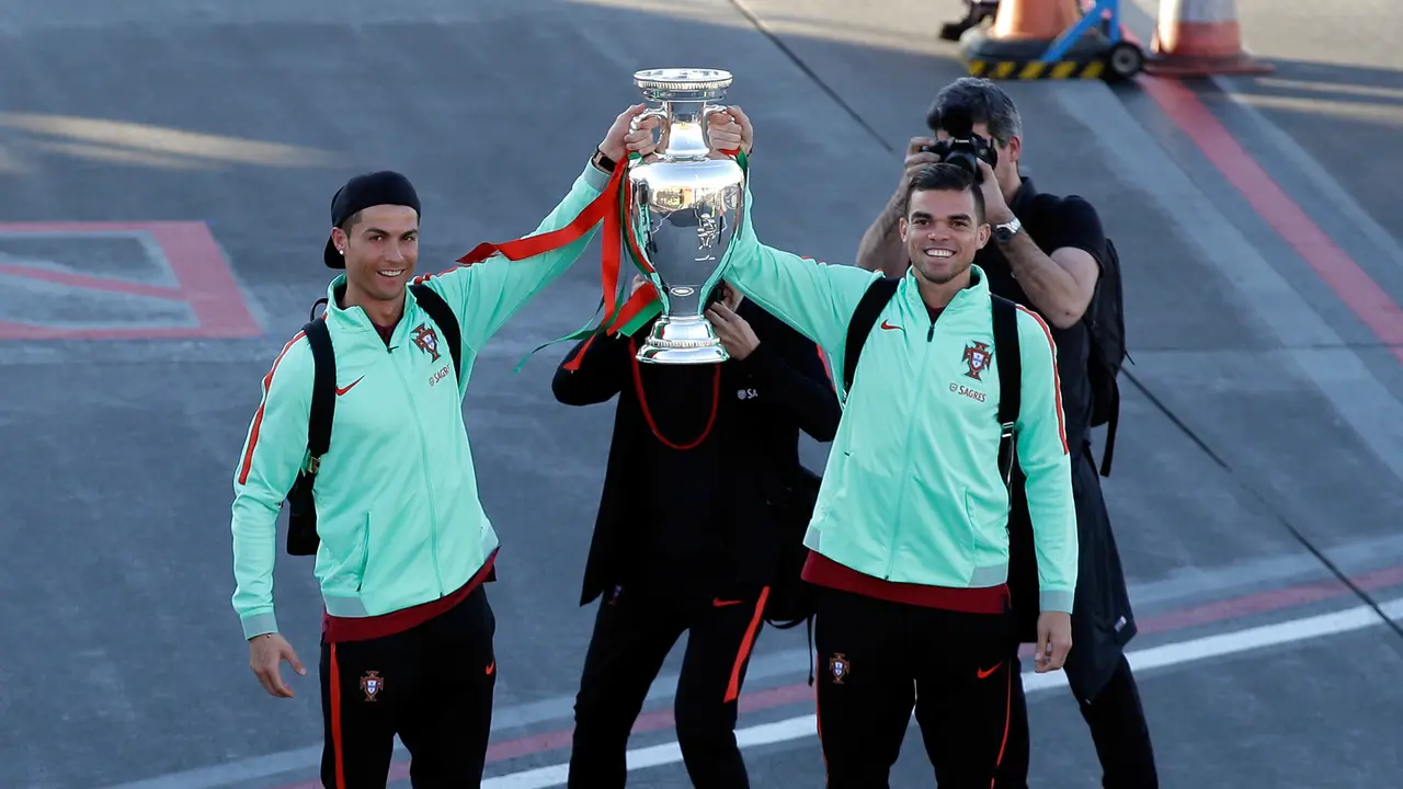 Pamer Trofi Euro 2016, Cristiano Ronaldo Pulang Kampung