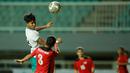<p>Pemain Timnas Indonesia U-17, Arkhan Kaka (atas) berduel udara dengan pemain Palestina, Mohamad Nouri pada laga Grup B Kualifikasi Piala Asia U-17 2023 antara Timnas Indonesia menghadapi Palestina di Stadion Pakansari, Bogor, Jumat (7/10/2022). (Bola.com/M Iqbal Ichsan)</p>