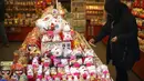 Ornamen Tahun Baru untuk Tahun Kelinci dijual di toko suvenir dekat kuil Kawasaki Daishi, di mana banyak pengunjung berdoa untuk keberuntungan selama "hatsumode" atau kunjungan pertama tahun ini ke kuil atau kuil, di Kawasaki, dekat Tokyo, Senin, 2 Januari 2023. (AP Photo/Eugene Hoshiko )