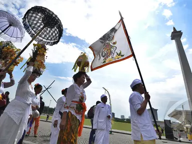 Umat Hindu melakukan persiapan upacara Tawur Agung Kesanga di Silang Monas, Jakarta, Jumat (20/3/2015). Upacara Tawur Agung Kesanga tersebut untuk membersihkan jagat raya sebelum pelaksanaan Nyepi esok harinya. (Liputan6.com/Faizal Fanani) 