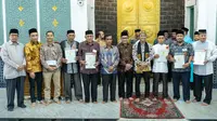 Wakil Menteri Agraria dan Tata Ruang dan Badan Pertanahan Nasional (ATR/BPN), Raja Juli Antoni menyerahkan sertifikat wakaf di Mesjid Raya Baiturrahman, Banda Aceh.
