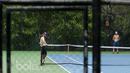 Aksi petenis Combiphar Tennis Open 2017 berlatih di Lapangan tenis Hotel Sultan, Jakarta. Senin (13/2/2017). Mereka akan memperebutkan total hadiah 45 ribu dolar Amerika Serikat (sekitar 600 juta rupiah). (Bola.com/Nicklas Hanoatubun)