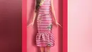 Mengusung tema yang sama dengan, Yuki Kato tampil bak boneka Barbie sungguhan mengenakan two piece crop top dan midi skirt bermotif. Rambutnya ditata bervolume yang membuatnya makin menawan.  [Foto: Winston Gomez].