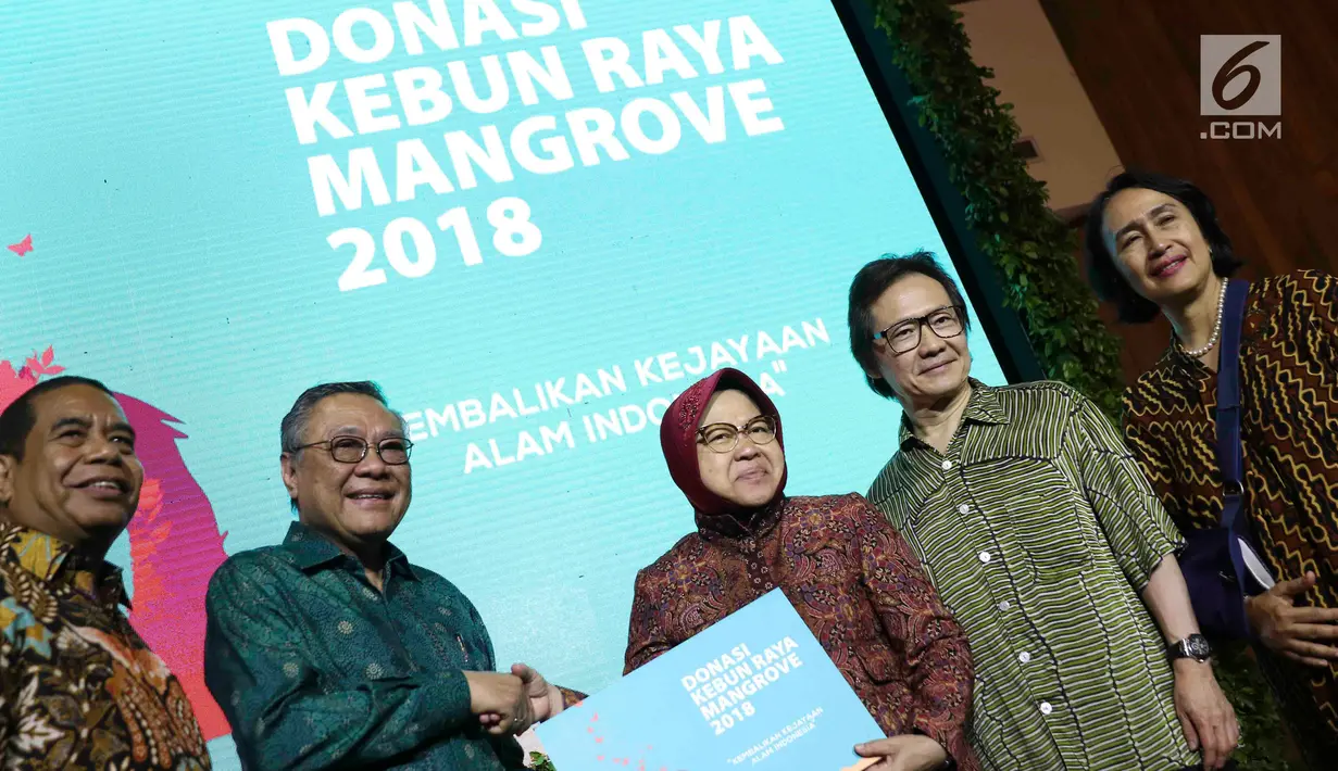 Wali Kota Surabaya Tri Rismaharini (tengah) dalam acara peluncuran gerakan Jaga Bhumi periode ke-2 di Jakarta, Rabu (21/11). Jaga Bhumi memiliki misi menyelamatkan plasma nutfah Indonesia. (Liputan6.com/Immanuel Antonius)