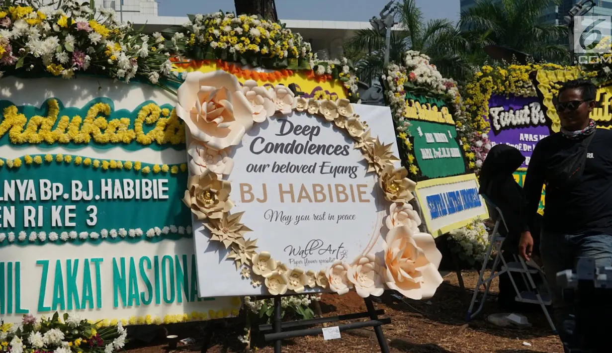 Sejumlah karangan bunga menghiasi jalan menuju rumah duka Presiden ke-3 RI BJ Habibie di Kuningan, Jakarta, Kamis (12/9/2019). Habibie meninggal pada Rabu, 11 September 2019 pukul 18.05 WIB. (Liputan6.com/Immanuel Antonius)