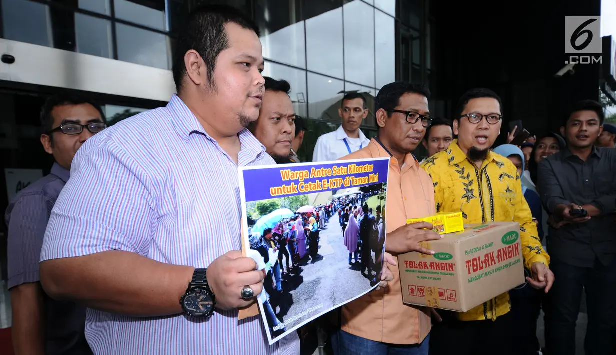 Koordinator GMPG, Ahmad Doli Kurnia (kedua kanan) usai menyerahkan surat dukungan kepada KPK di Jakarta, Selasa (7/11). Aksi tersebut untuk pengusutan korupsi KTP Elektronik yang merugikan negara sebesar Rp2,3 triliun. (Liputan6.com/Helmi Fithriansyah)