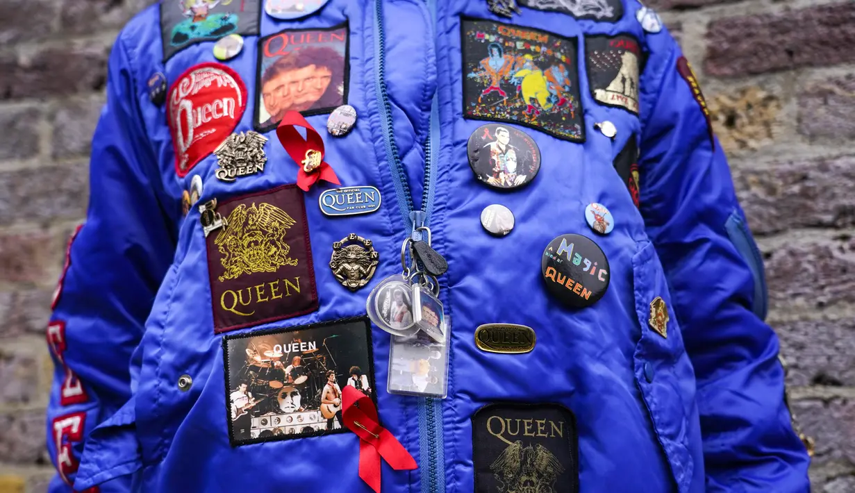Patch band rock Inggris Queen pada jaket penggemar di luar rumah mendiang Freddie Mercury, pada peringatan 30 tahun kematiannya, di London, Rabu (24/11/2021). Freddie Mercury, penyanyi yang juga pentolan grup band Queen  meninggal dunia pada 24 November 1991. (AP Photo/Alberto Pezzali)