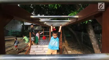 Ekspresi seorang anak saat bermain di Ruang Publik Terpadu Ramah Anak (RPTRA) Ramli, Jakarta Selatan, Senin (23/10). Pemkot Jakarta Selatan pada 2018 akan membangun 10 RPTRA dengan biaya APBD Rp 17 miliar. (Liputan6.com/Immanuel Antonius)