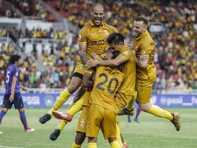 Pemain sepak bola Bhayangkara FC melakukan selebrasi usai mencetak gol ke gawang FC Tokyo di Stadion Utama Gelora Bung Karno (SUGBK), Senayan, Jakarta, Sabtu (27/1). Bhayangkara FC menelan kekalahan dari FC Tokyo 2-4. (Liputan6.com/Faizal Fanani)