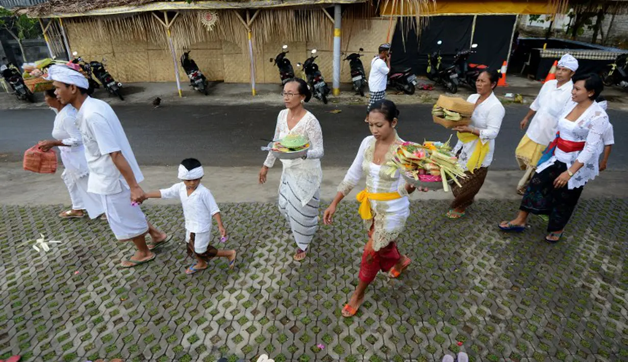 Masyarakat Bali terlihat mengenakan pakaian adat. (AFP PHOTO/Sonny Tumbelaka)