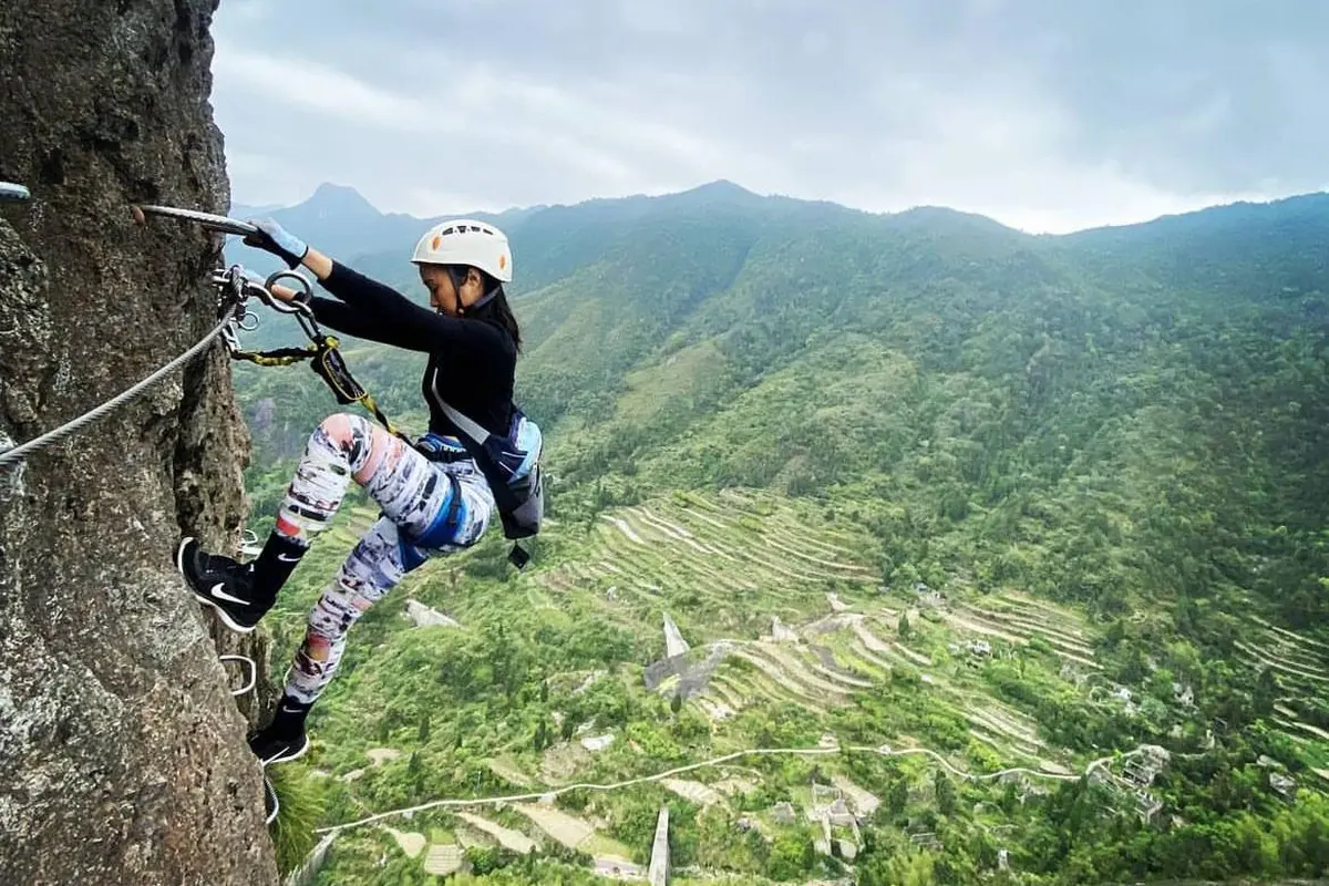 Turis sedang memanjat tebing di Gunung Yandang, salah satu destinasi wisata populer di China.