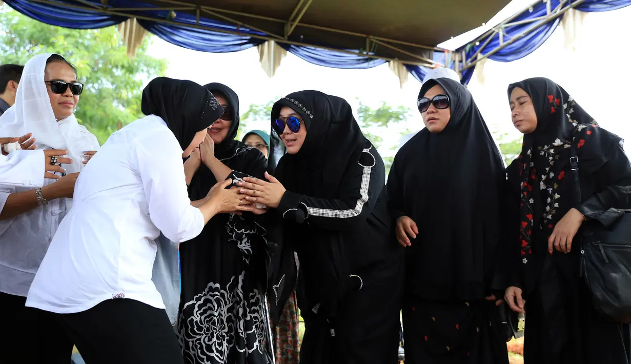 Teddy Syach, sebagai anak mantu, juga tak bisa menyembunyikan kesedihannya. Ia kembali menanggis saat menyampaikan kesan terakhir dengan ayah mertuanya. (Adrian Putra/Bintang.com)