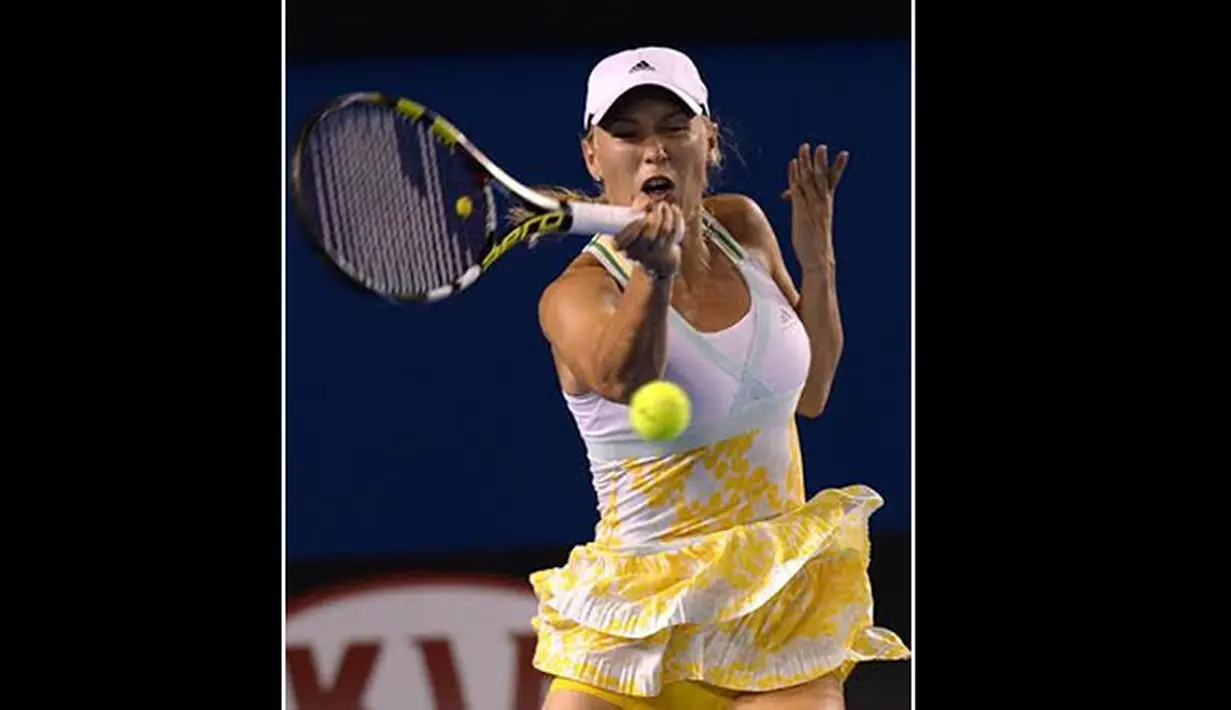 Permainan cepat dengan penyerangan yang akurat dilakukan petenis Denmark Caroline Wozniacki saat melayani petenis Amerika Serikat, Christina McHale (AFP Photo/ Mal Fairclough).