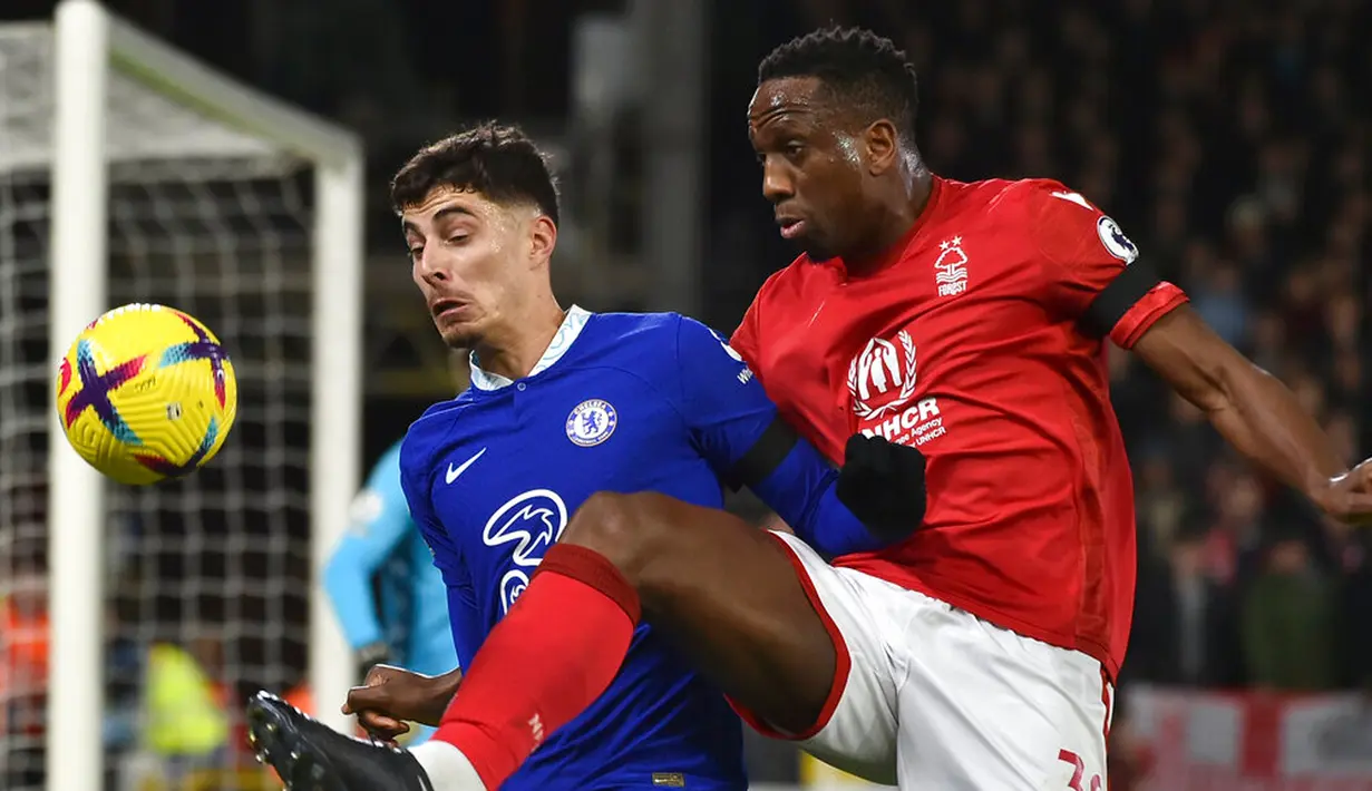 Pemain Chelsea Kai Havertz (kiri) berebut bola dengann pemain Nottingham Forest Willy Boly pada pertandingan sepak bola Liga Inggris di City Ground, Nottingham, Inggris, 1 Januari 2023. Pertandingan berakhir imbang dengan skor 1-1. (AP Photo/Rui Vieira)