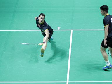 Chou Hoi Wah (kiri) mengembalikan kok saat melawan pasangan Indonesia, Praveen/Oktavianti pada babak pertama Indonesia Open 2018 di Istora Senayan, Jakarta, (3/6/2018). Praveen/Oktavianti kalah 17-21, 21-14, 21-17. (Bola.com/Nick Hanoatubun)