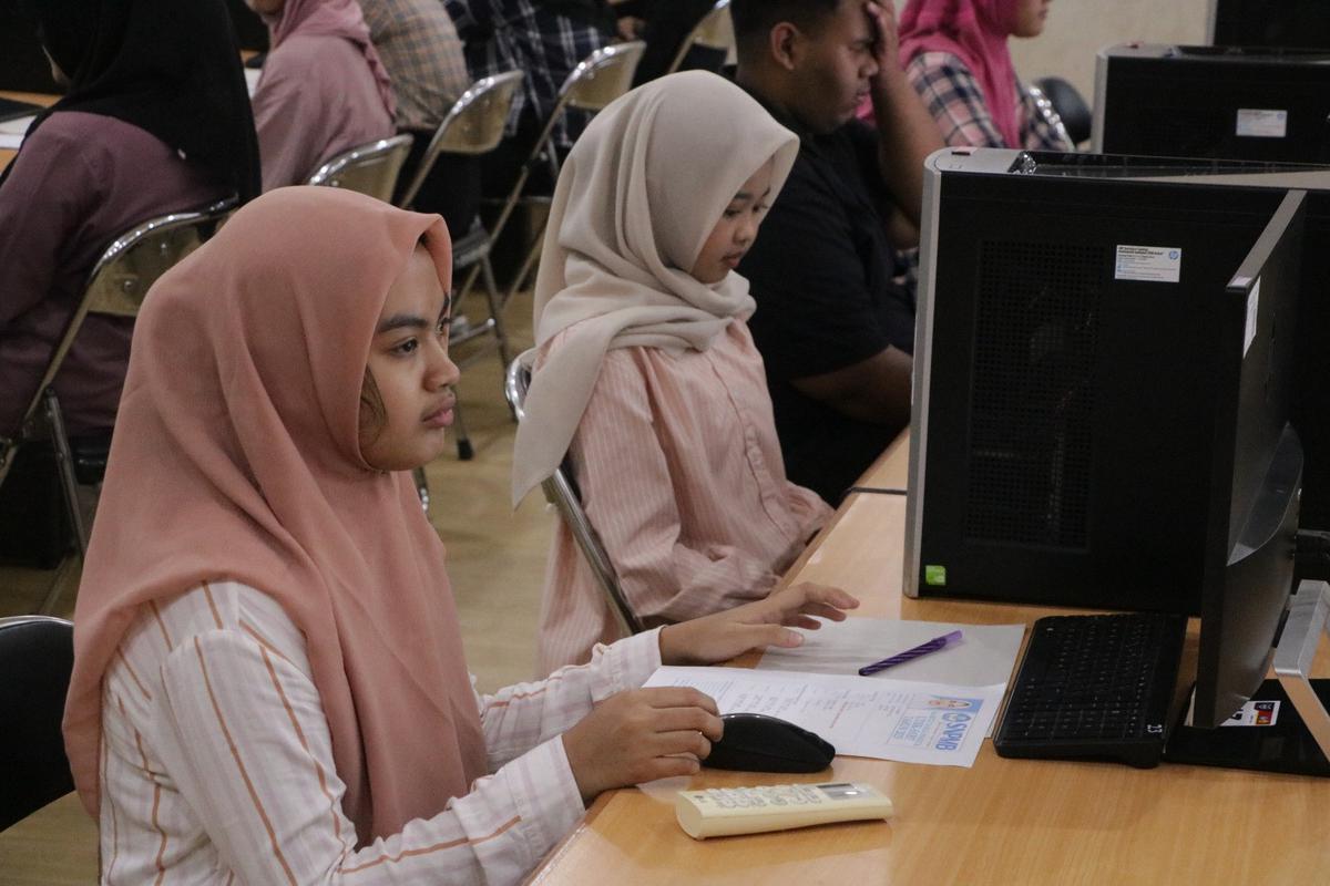 Kegigihan Dua Peserta Difabel Ikuti UTBK SNBT, Demi Gapai Impian Kuliah di Kampus Favorit